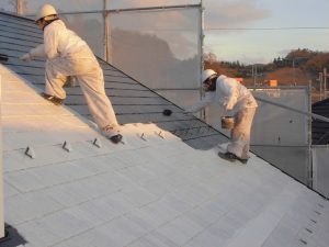 『屋根の上塗りをしています』