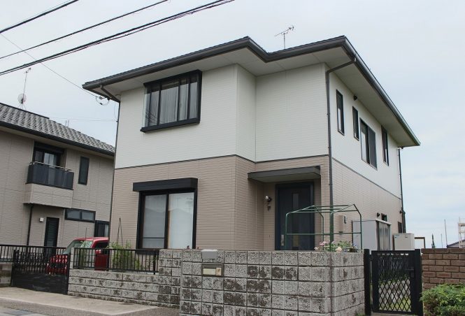 屋根:チャコール 外壁:(上段)オフホワイト (下段)ベイジュ