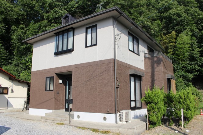 屋根:キャビアブラウン 外壁:(上段)バーチグレー (下段)アイアンバーグ