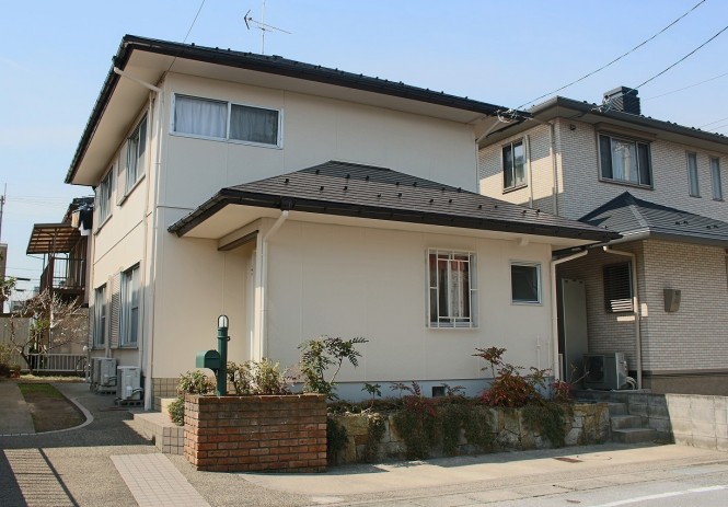 屋根:キャビアブラウン 外壁:SC-08