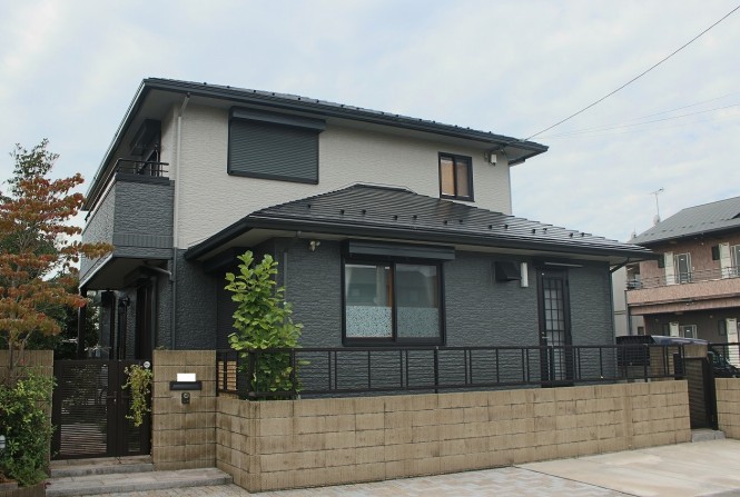 屋根:トゥルーブラック 外壁:(上段)バーチグレー (下段)スレートグレー