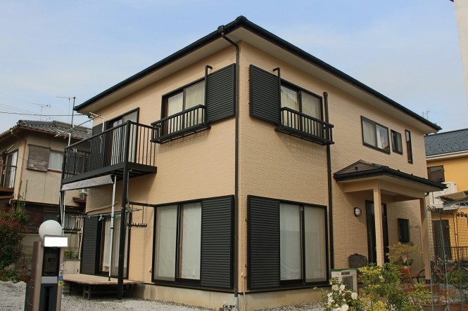 屋根:キャビアブラウン 外壁:ミッドビスケット