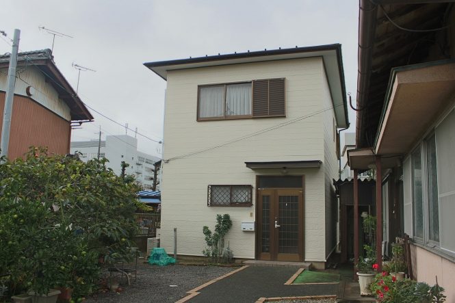 屋根:チャコール 外壁:ニュートラルホワイト
