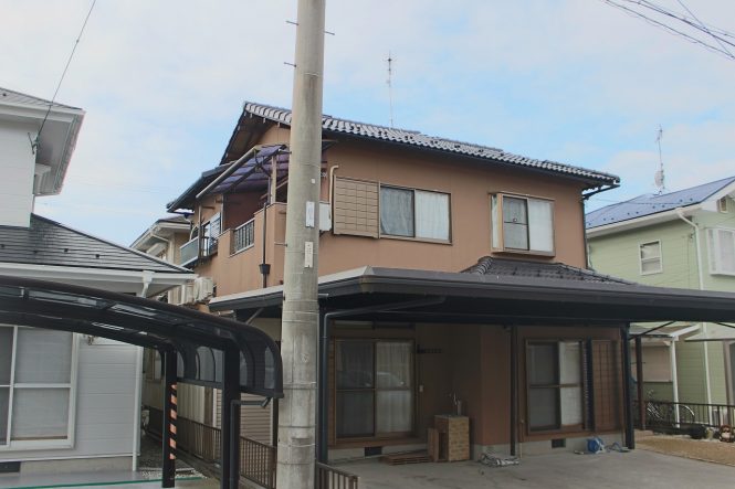 屋根:キャビアブラック 外壁:AC-1363