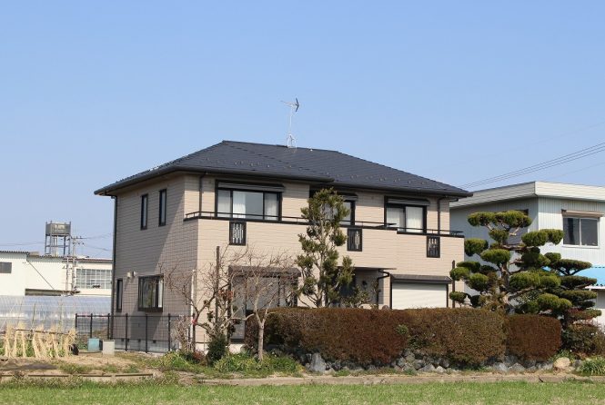 屋根:チャコール 外壁:ベイジュ