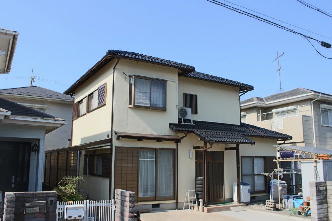 屋根:9119(トゥルーブラック) 外壁:8096(ライトクリーム)
