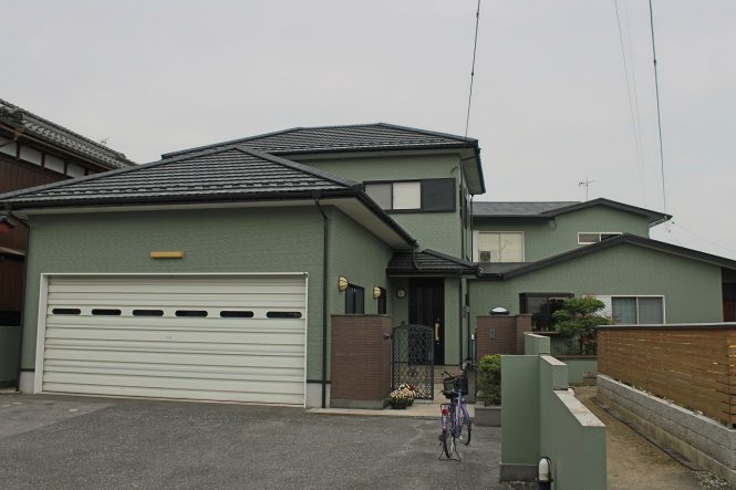屋根:チャコール 外壁:ミストグリーン