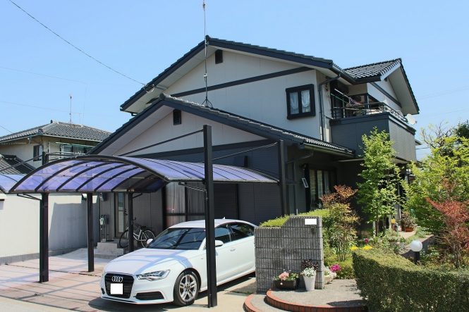 屋根:チャコール 外壁:(上段)バーチグレー (下段)スレートグレー