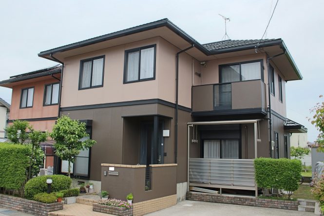 屋根:チャコール 外壁:(上段)モカ(下段)アイアンバーグ