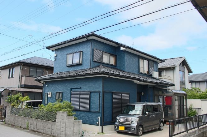 屋根:チャコール 外壁:マウンテンブルー