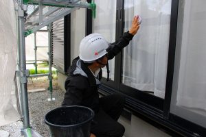 彦根市内の住宅の塗装後の窓ガラス掃除作業中