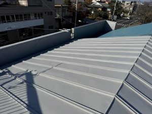 彦根市ビルにて屋根の屋根の塗装完了